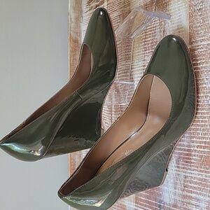 Elie Tahari Olive Green Patent Leather Wedge Heels‎ Womens Size 8.5